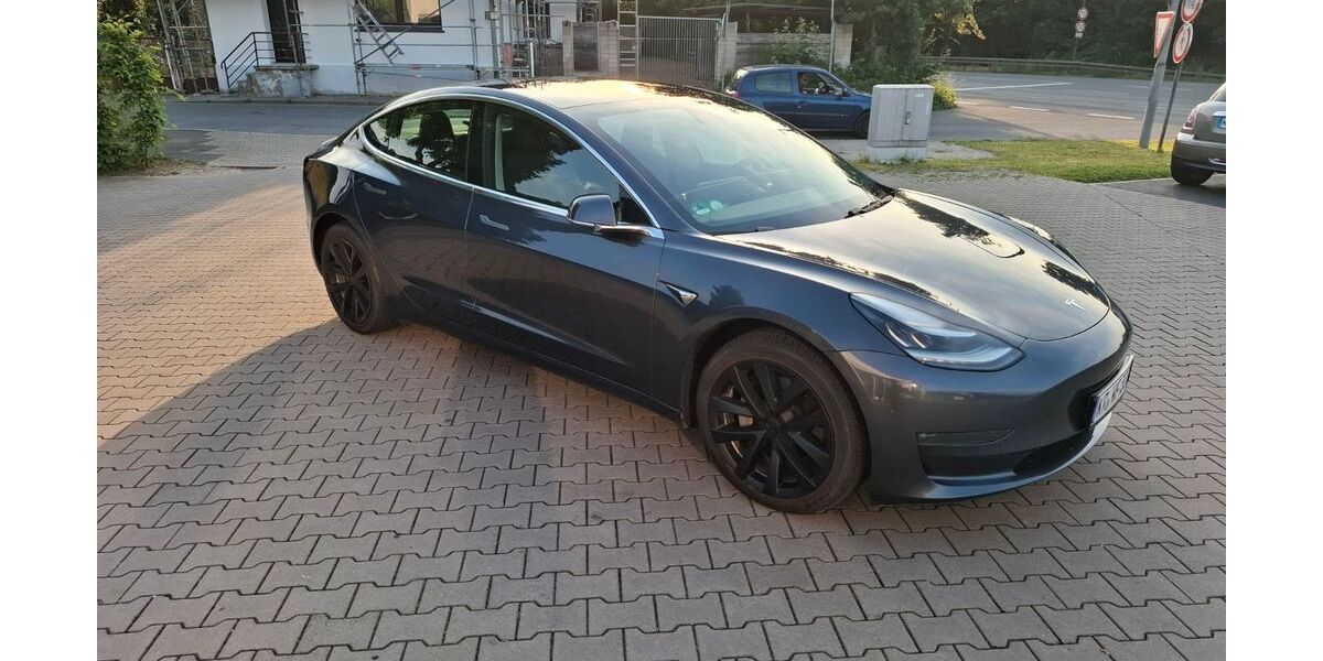 Tesla Model 3 283.010 km 15.800 &euro; Krefeld 47829
