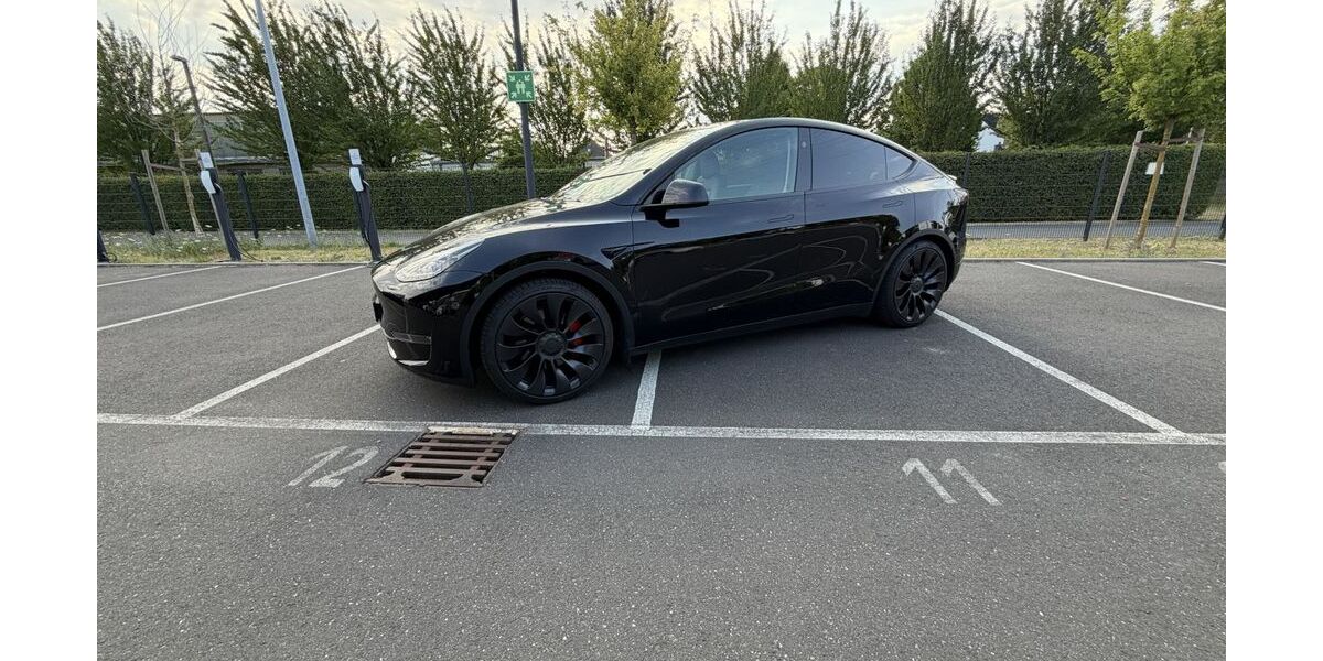 Tesla Model Y 30.774 km 42.800 &euro; Düsseldorf 40625